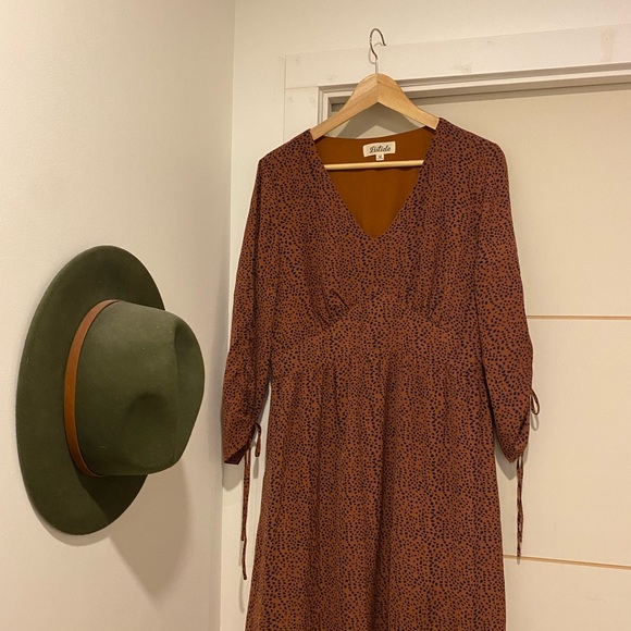 Gorgeous dress! Pair with brown boots. Size large - Picture 1 of 7